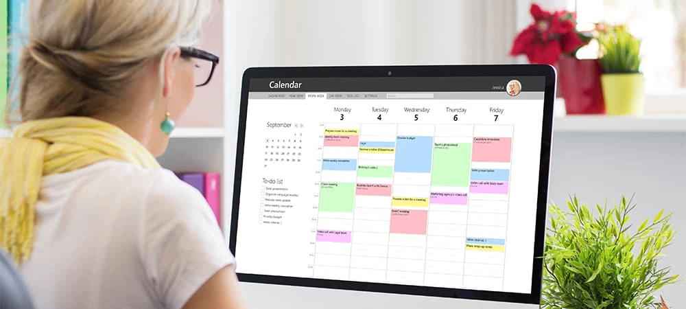 A woman at her computer making a family calendar to keep organized and eliminate stress. Marble Wellness is located in West County, MO and offers counseling for anxiety, stress, depression and more!
