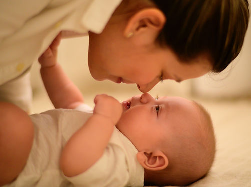 A new mom and her baby play together. Moms in St. Louis, MO 63011 can start therapy at Marble Wellness in-person, virtually, or bring their baby to park therapy.