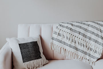 White couch with pillow and throw | postpartum support in St. Louis, MO | postpartum depression | postpartum anxiety | counseling for postpartum | postpartum counseling | therapist for postpartum depression near me | 63043 | 63011 | 63101 | 63102