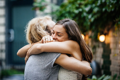 A mom hugs her teenage daughter as she drops her off at college. Our St. Louis, MO therapy practice offers counseling for moms, counseling for empty nesters, and counseling for college students. 