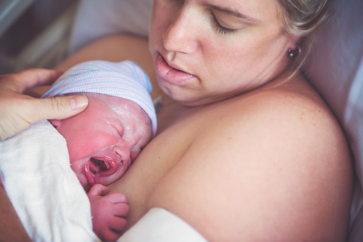 Mom holding crying baby | postpartum support in St. Louis, MO | online therapy | postpartum anxiety | counseling for postpartum | postpartum counseling | therapist for postpartum depression near me | 63011 | 63101 | 63102