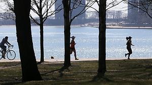 People running near lake Michigan. Exercising is great for mental health. Marble Wellness Chicago offers therapy for break ups, anxiety, depression and more. 