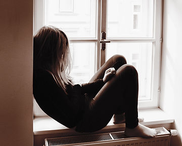 A woman feeling very depressed and feeling alone. She wishes she had some support. Marble Wellness offers counseling in St. Louis, Mo for depression and offers many other specilities as well including anxiety, grief, therapy for mom and men, teens kids and more!