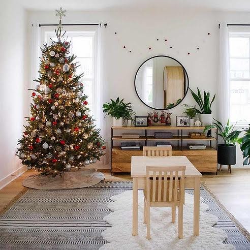 A picturesque living room simply decorated for Christmas. Setting a limit on your decorations can help with maternal overwhelm during the Holidays. Call today to talk to a licensed St. Louis therapist.