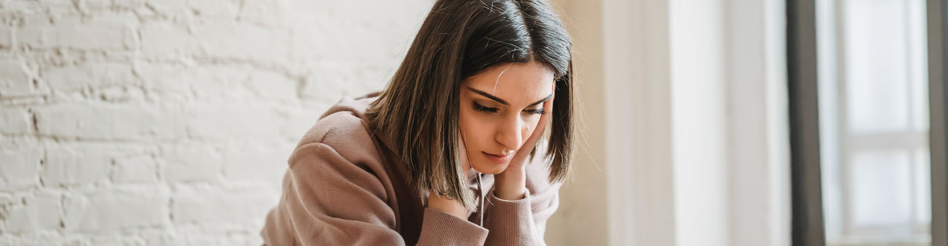 Photo of a woman with a worried and stressed look before looking for counseling for anxiety in Chicago, IL at Marble Wellness. 63122 | forrest glen 60630 | Lincoln Park is 60614 | north center 60613 | 60618.