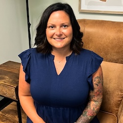 Marble Wellness therapist Marissa smiling at the camera. Meet with a Missouri online therapist for moms, dads, young adults, couples, and more here!