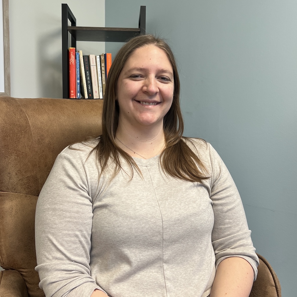 Amanda Daniel, Client Care Coordinator for St. Louis Therapists at Marble Wellness sitting and smiling at the camera.