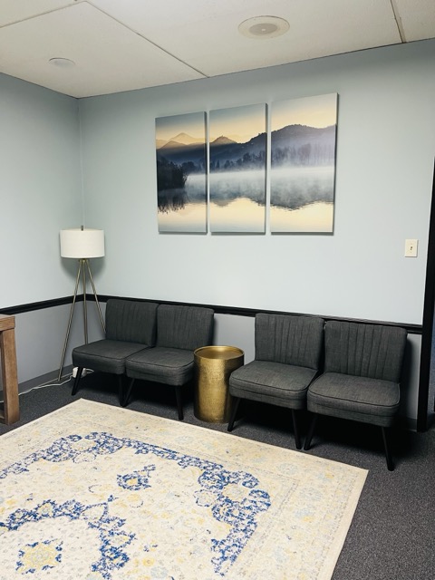 Waiting room in Lake St. Louis, MO therapist office. You can now talk with an expert maternal mental health therapist serving Wentzville, Troy, O’Fallon, Cottleville, Weldon Spring, Defiance, Augusta, Marthasville, Warrenton, Foristell & beyond.