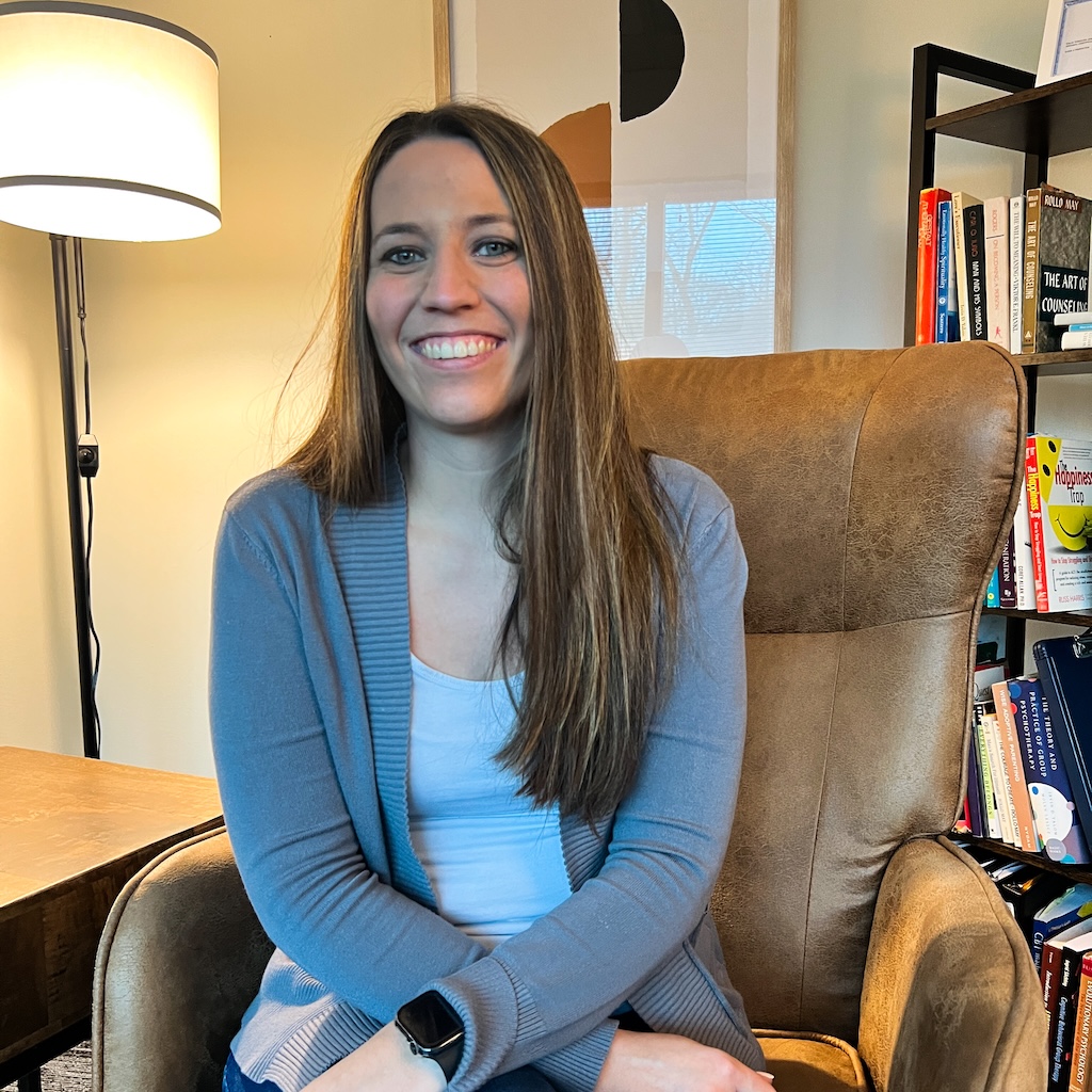 Diedre Manis LCSW | Trauma Therapist Ballwin, MO Marble Wellness therapist Diedre smiling at the camera. Meet with a Missouri trauma therapist for moms, dads, young adults, and more here! EMDR therapy, PTSD treatment, and more are available in Ballwin, MO with Deidre.