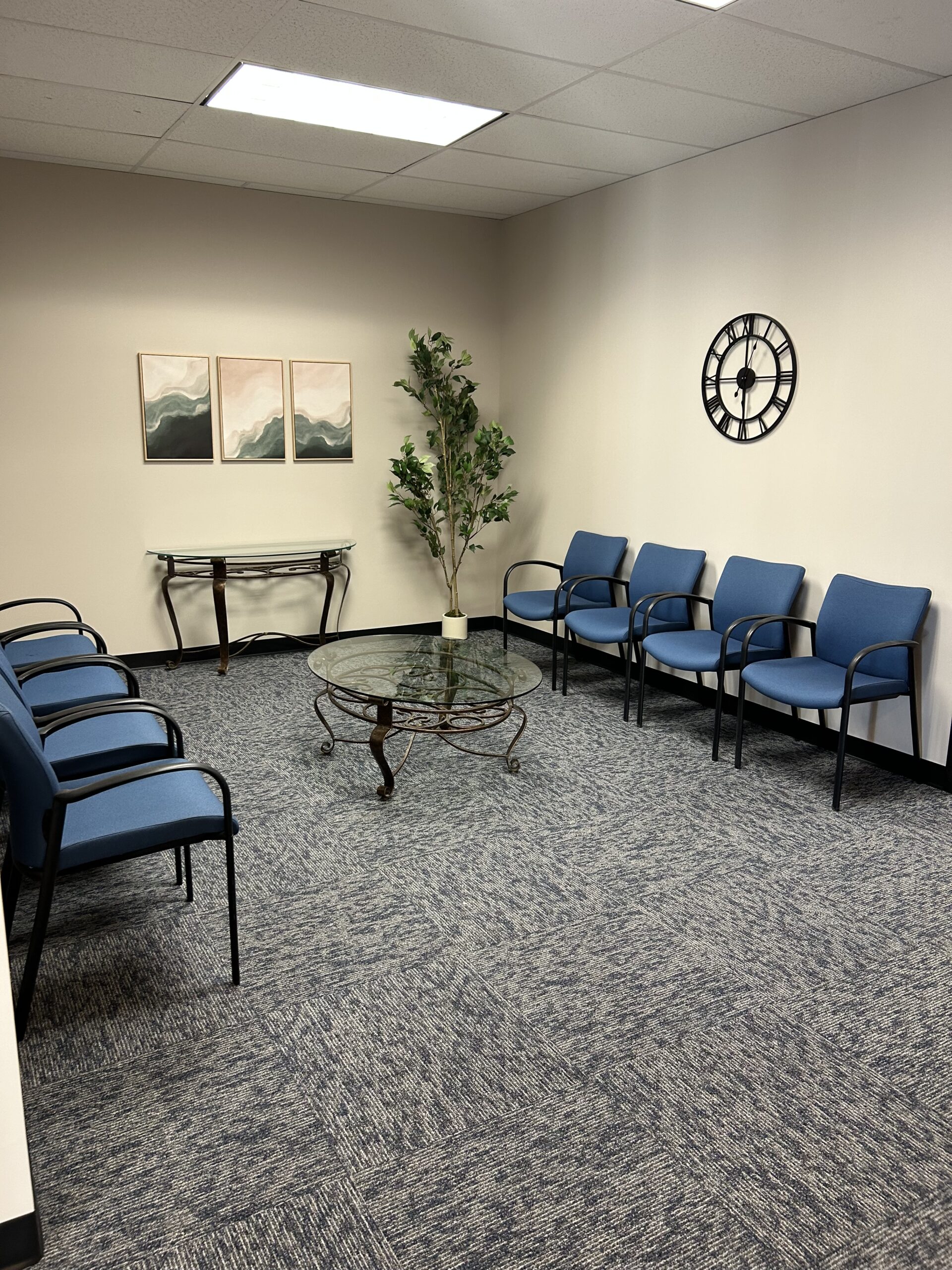 Waiting room in Lake St. Louis, MO therapist office. You can now talk with an expert maternal mental health therapist serving Wentzville, Troy, O’Fallon, Cottleville, Weldon Spring, Defiance, Augusta, Marthasville, Warrenton, Foristell & beyond.
