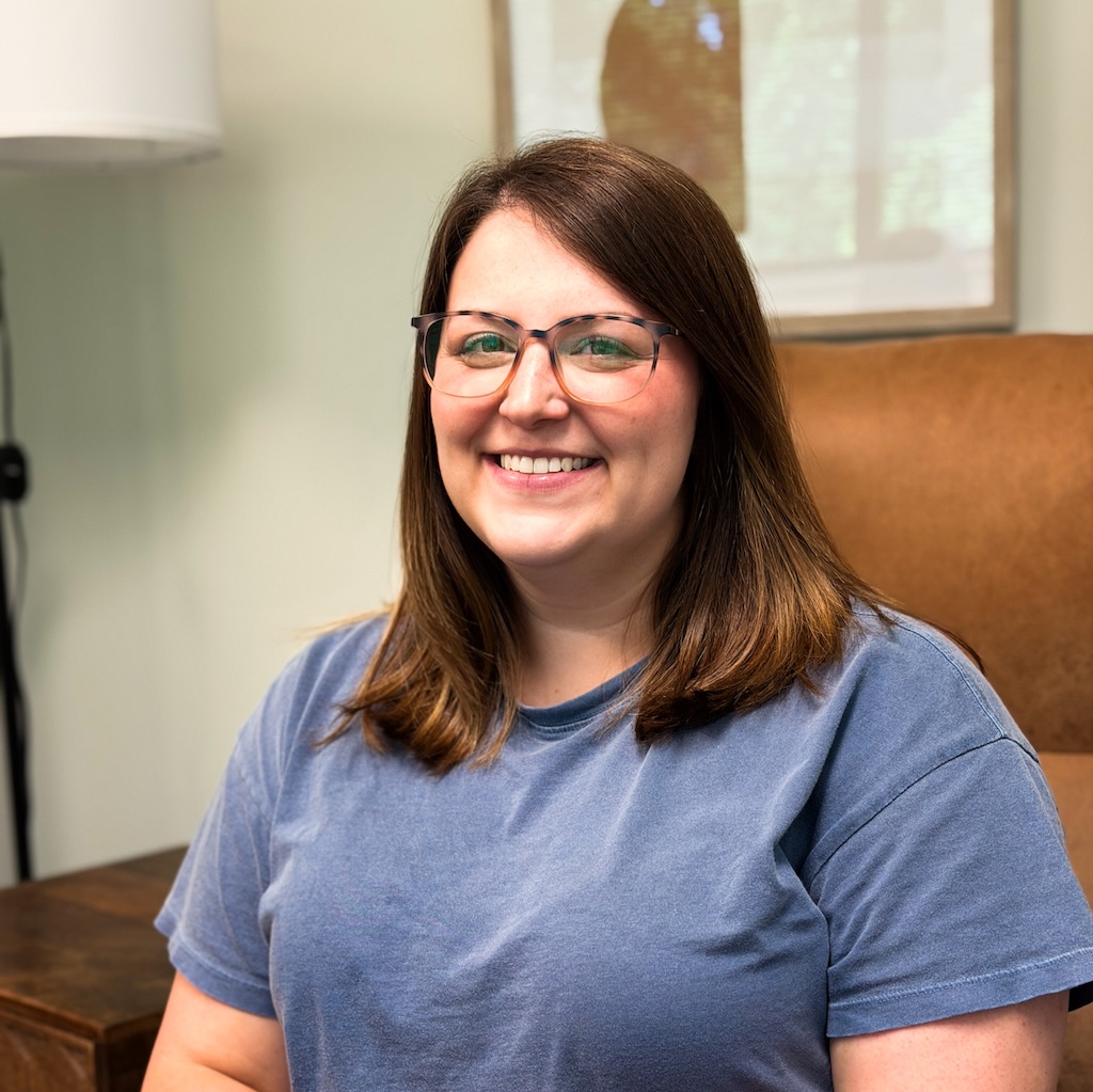 Marble Wellness Therapist Shayla, sitting in a chair looking at the camera. Meet with a Missouri online therapist for children, teens young adults, moms and more here!
